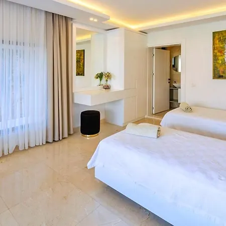 5 Bedroom Close To The Town 1304