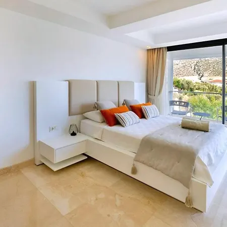 Villa 5 Bedroom Close To The Town 1304 *