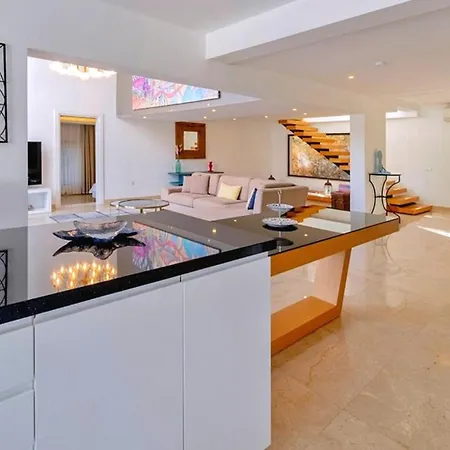 5 Bedroom Close To The Town 1304
