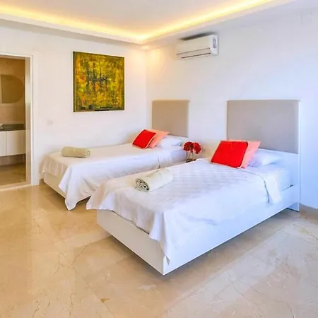 5 Bedroom Close To The Town 1304 Villa *