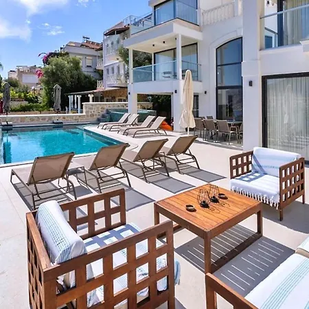 5 Bedroom Close To The Town 1304