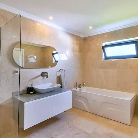 5 Bedroom Close To The Town 1304