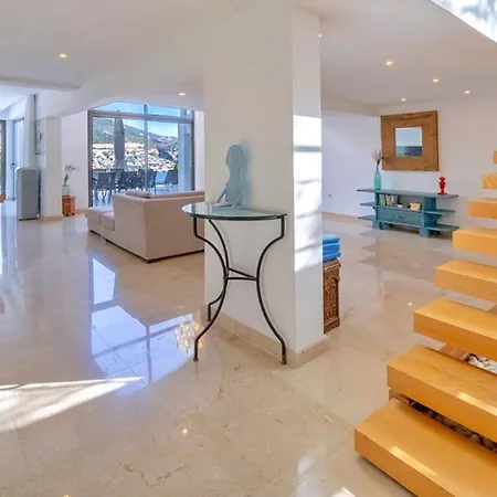 5 Bedroom Close To The Town 1304 *