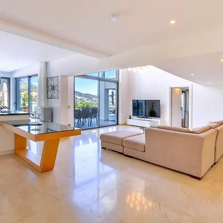 5 Bedroom Close To The Town 1304